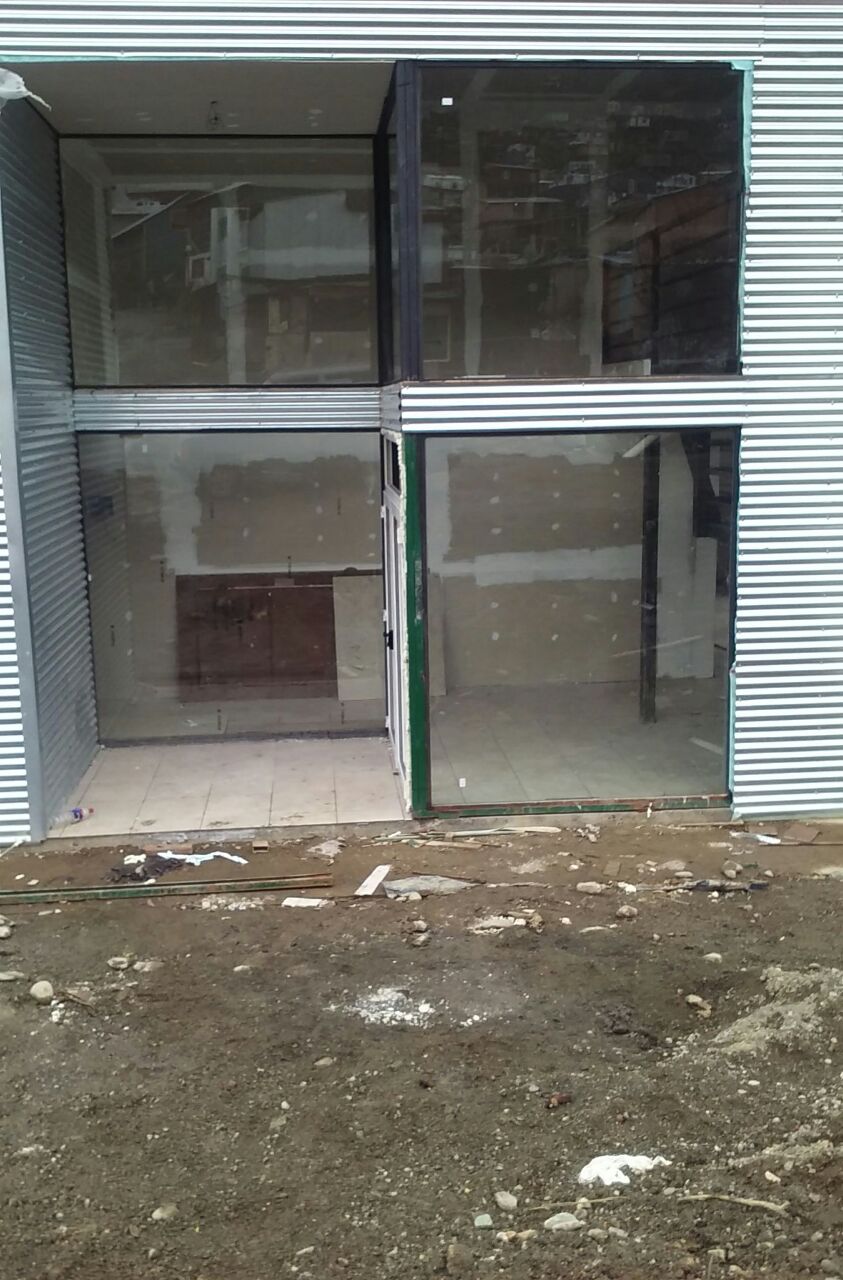 Fachada gris con aberturas