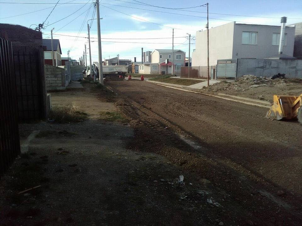 Calle nivelada con camión volcador al fondo