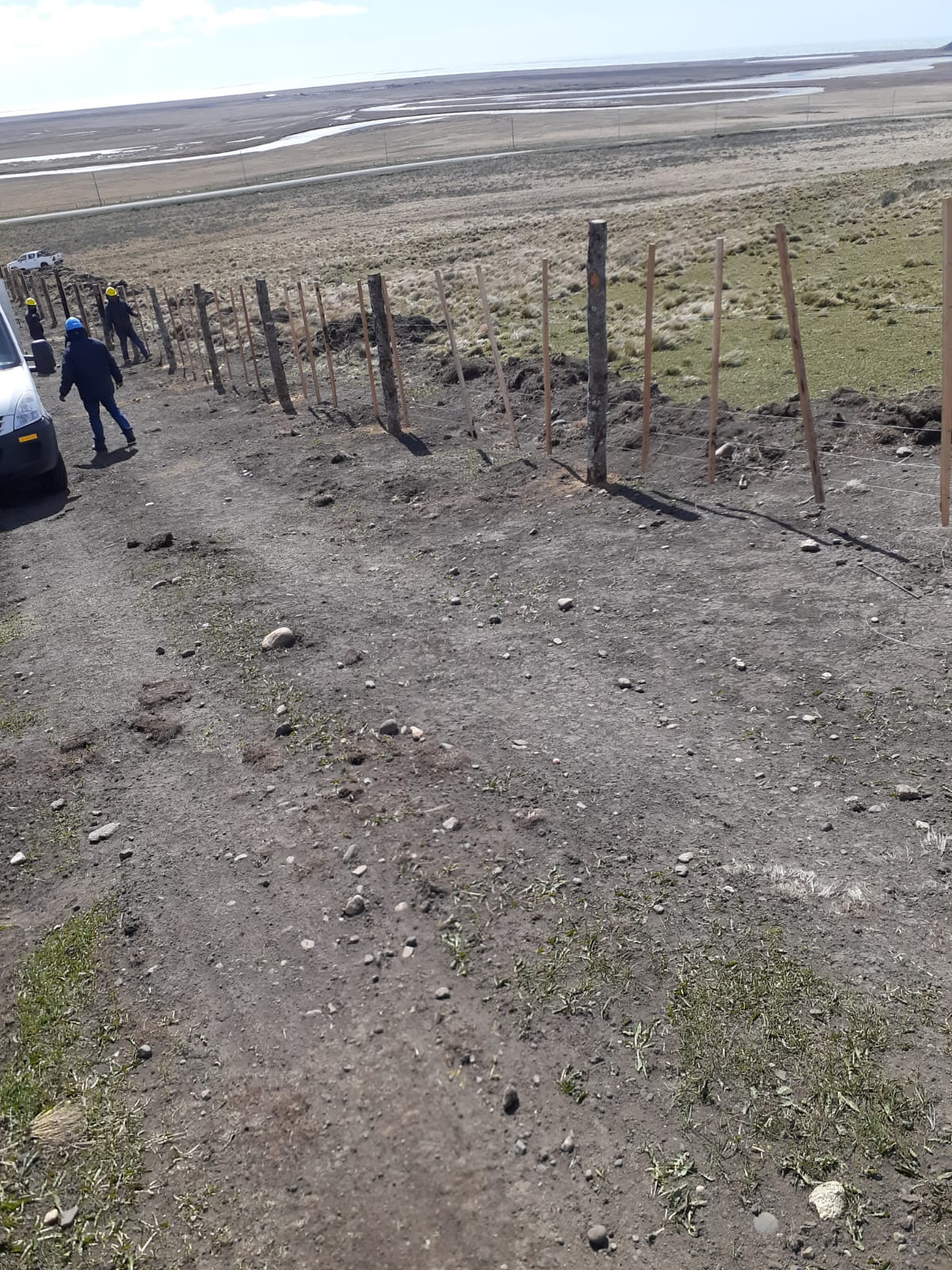 Cuadrilla terminando el alambrado perimetral