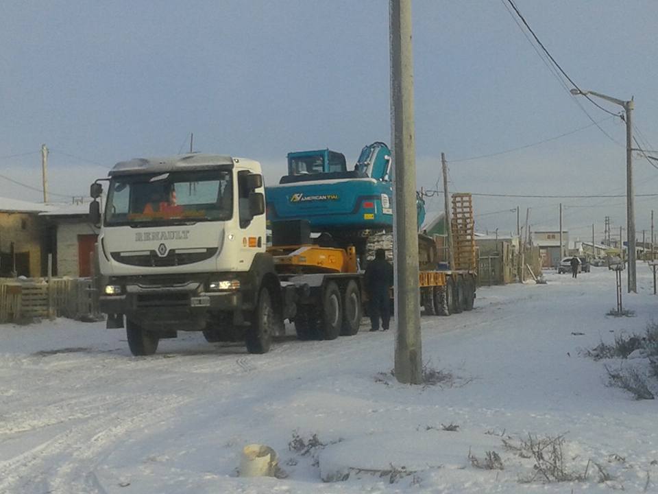 Carretón con la excavadora en camino a la obra