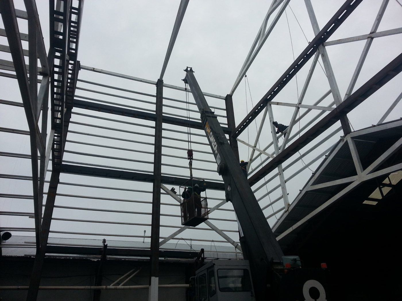 Canasto con montadores junto a la estructura