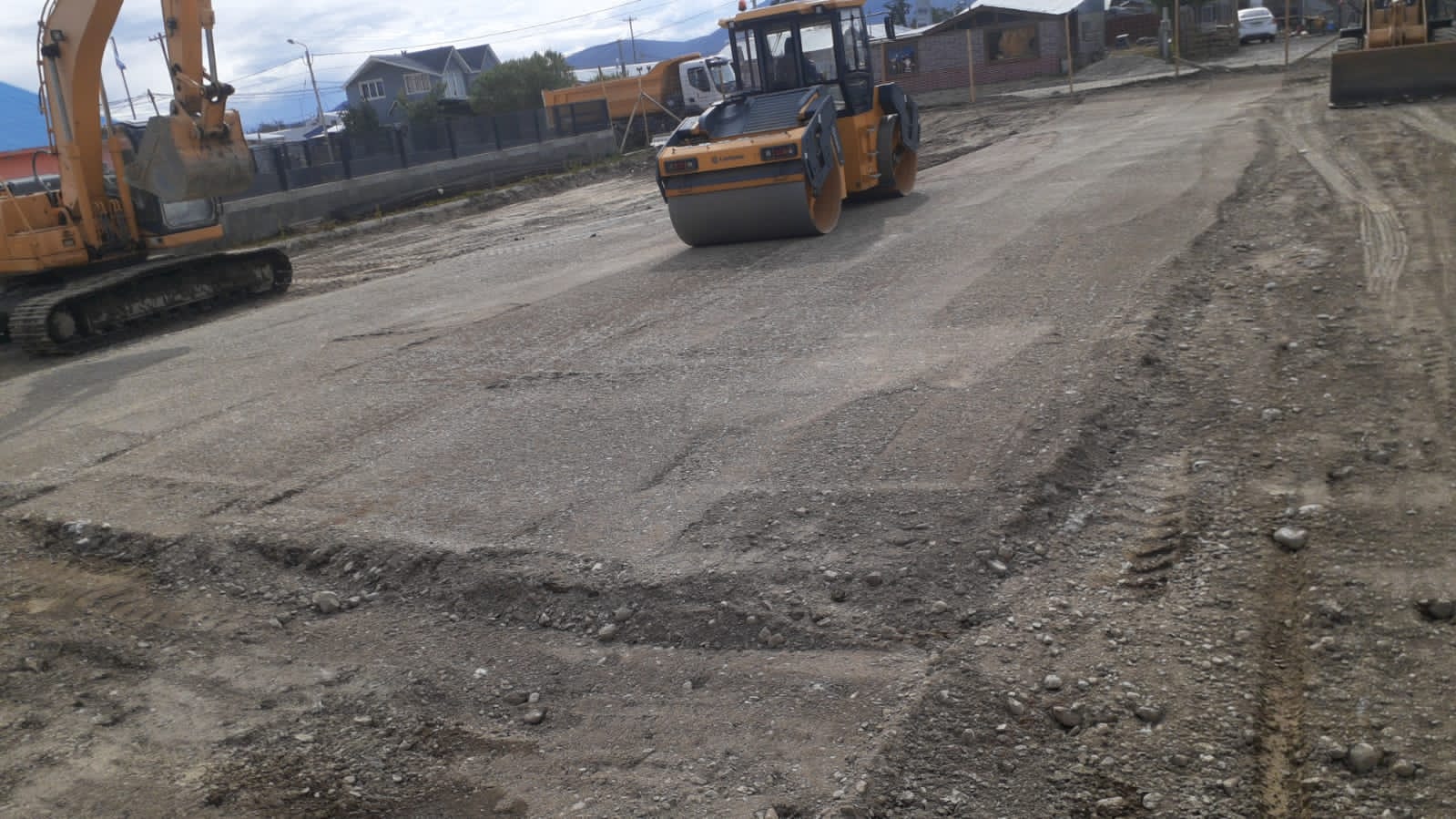 Rodillo compactando la base del terreno
