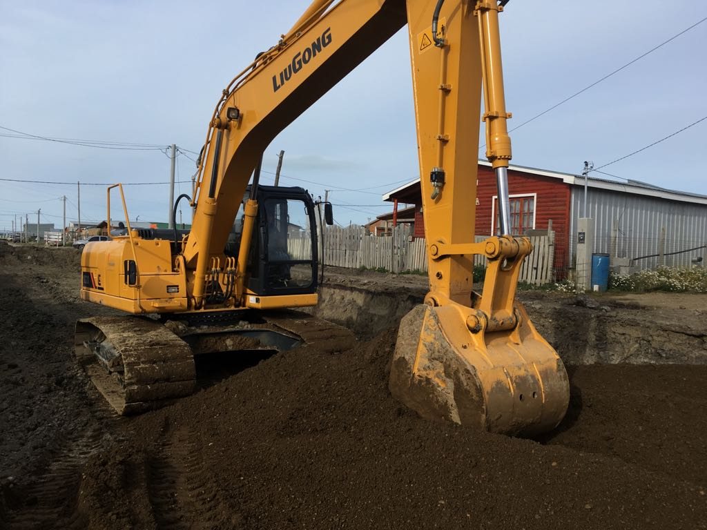 Excavadora LiuGong excavando la caja de la calle