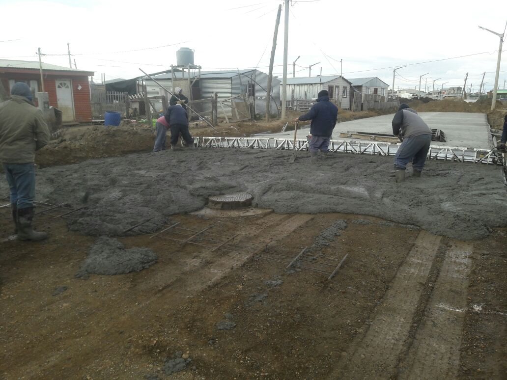 Paños terminados con la retroexcavadora al fondo