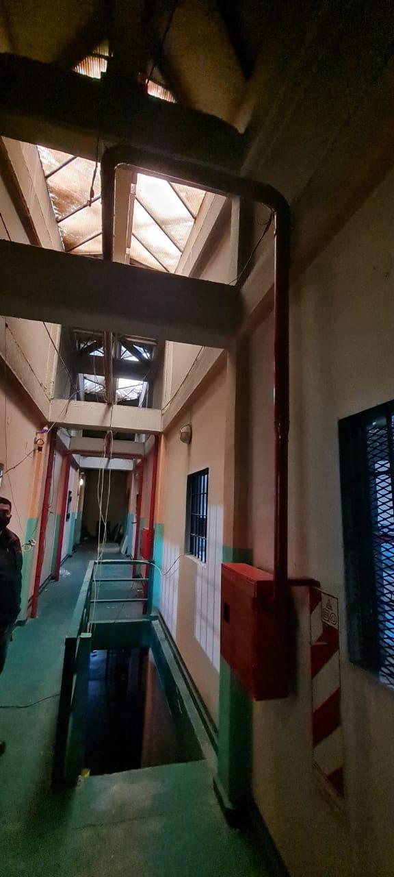 Cañería de incendio y gabinete en los pasillos interiores
