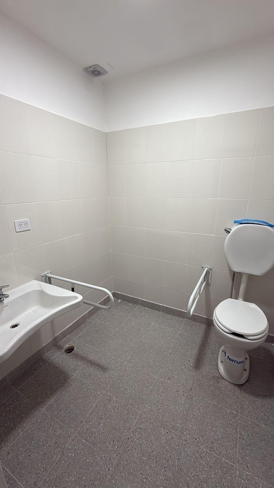 Baño accesible terminado