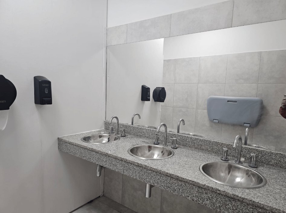 Baño terminado con mesada y bachas de acero