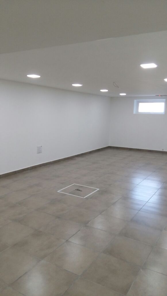 Sala terminada con luminarias embutidas