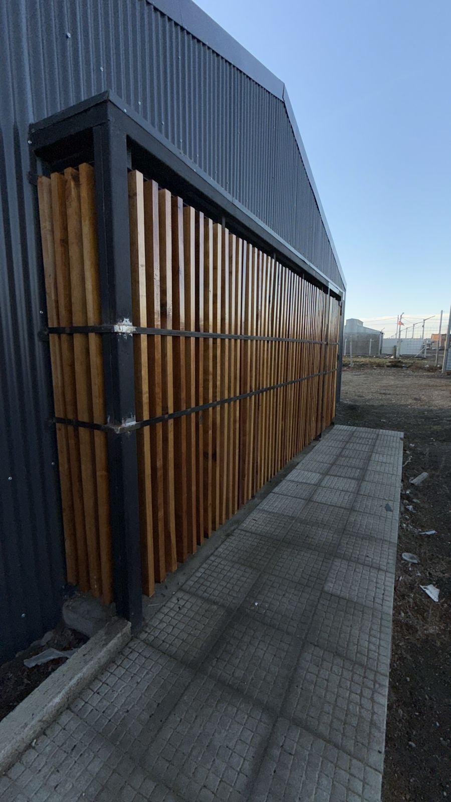 Celosía de madera sobre estructura negra