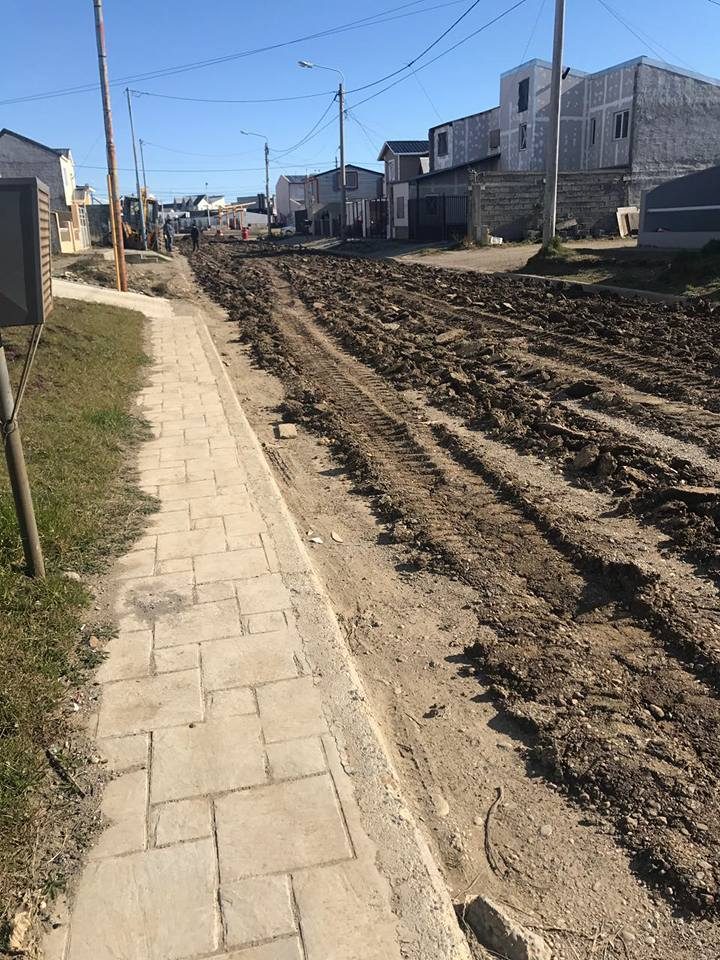 Calle escarificada junto a la vereda