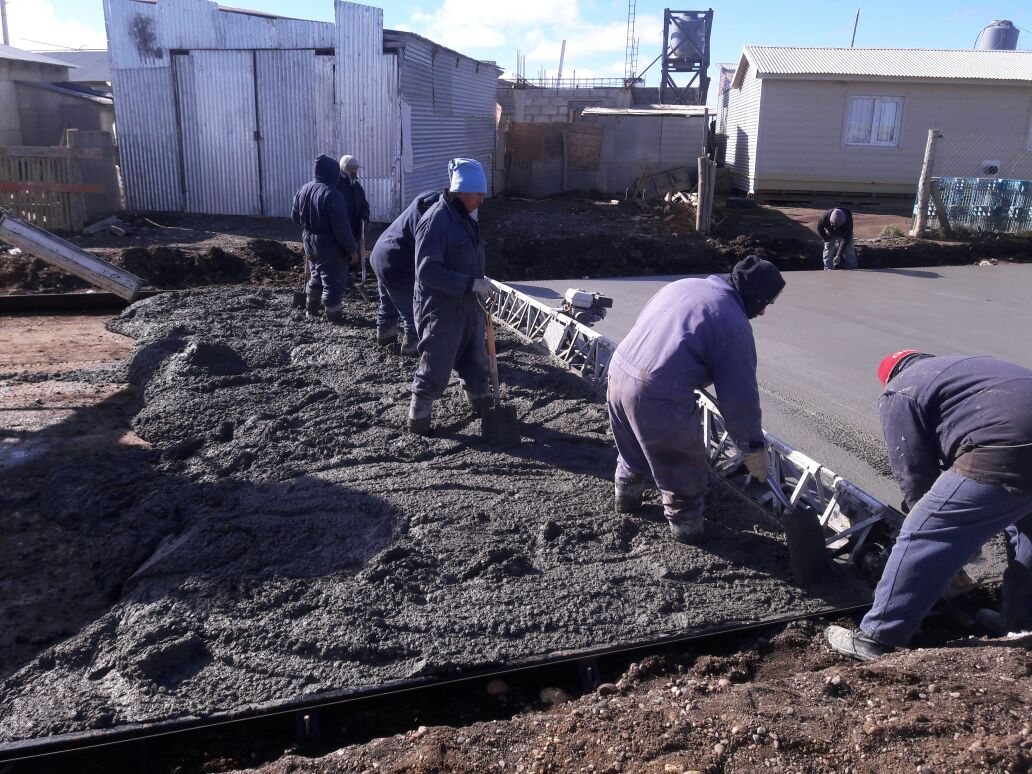 Cuadrilla trabajando el hormigón fresco
