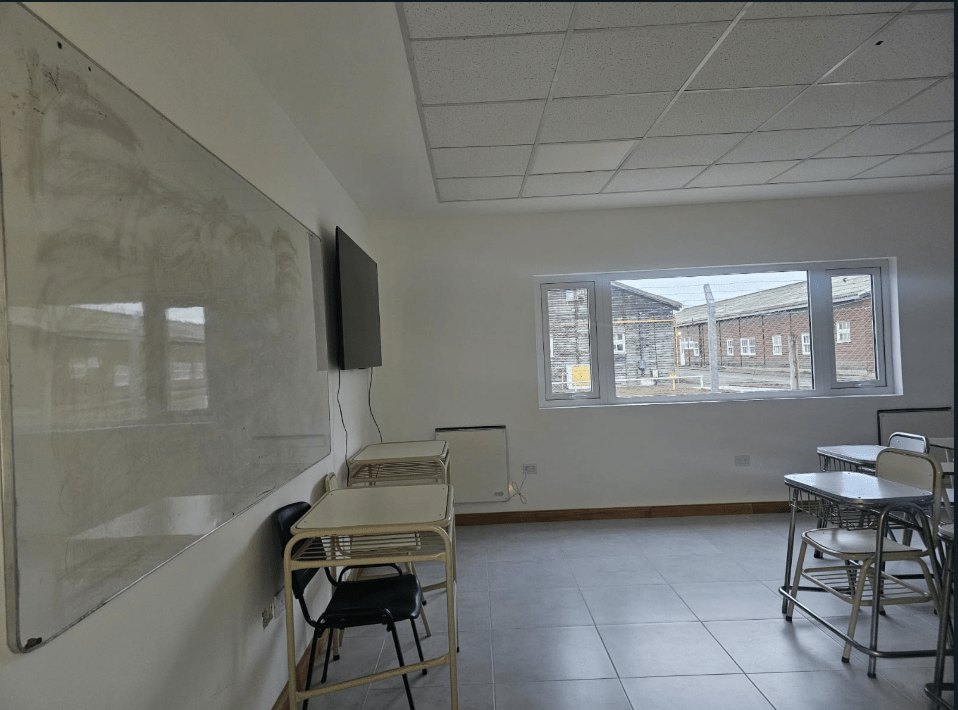 Aula equipada con pizarra y pantalla