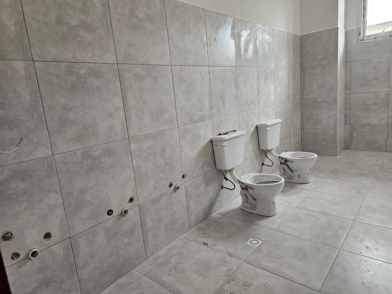 Baño revestido con sanitarios colocados