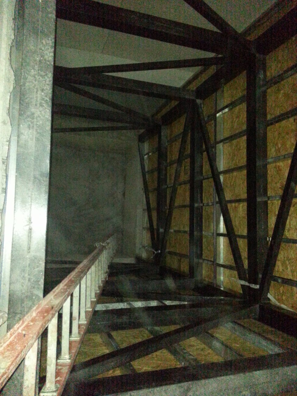 Interior del pasadizo con la estructura y el cerramiento