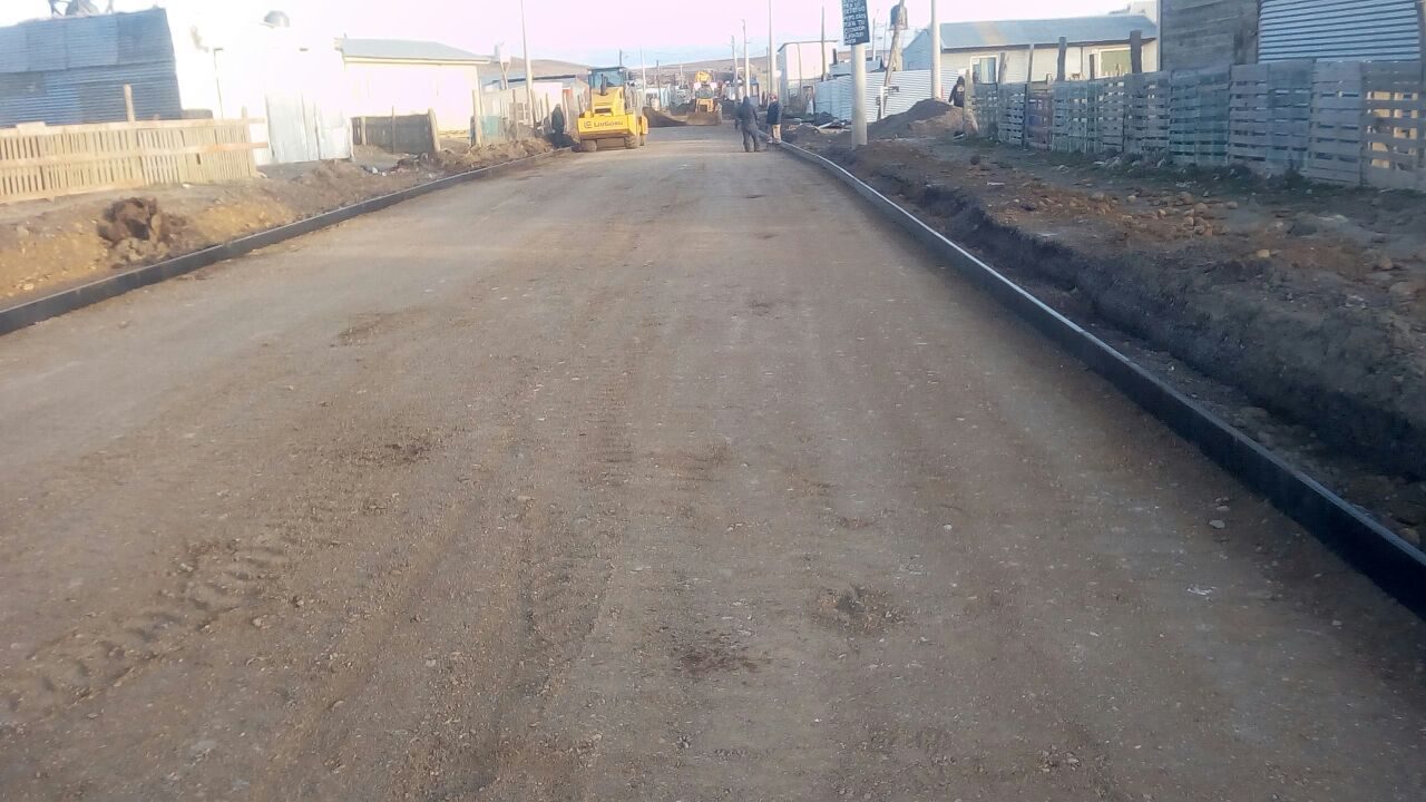 Calle perfilada con cordones y rodillo compactador