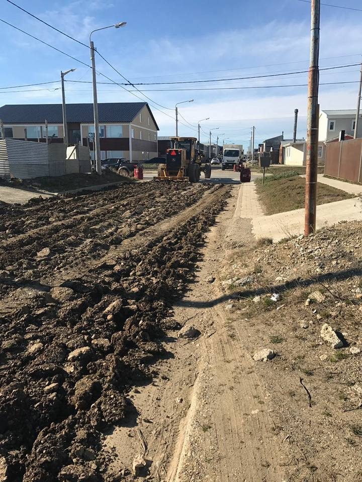 Motoniveladora perfilando una calle