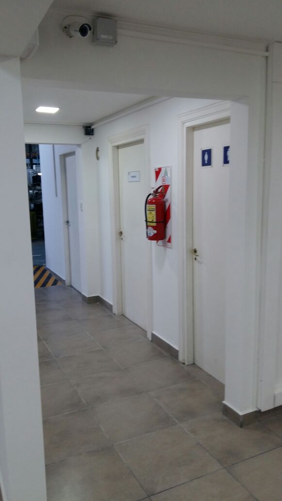 Pasillo con baños y cámara de seguridad