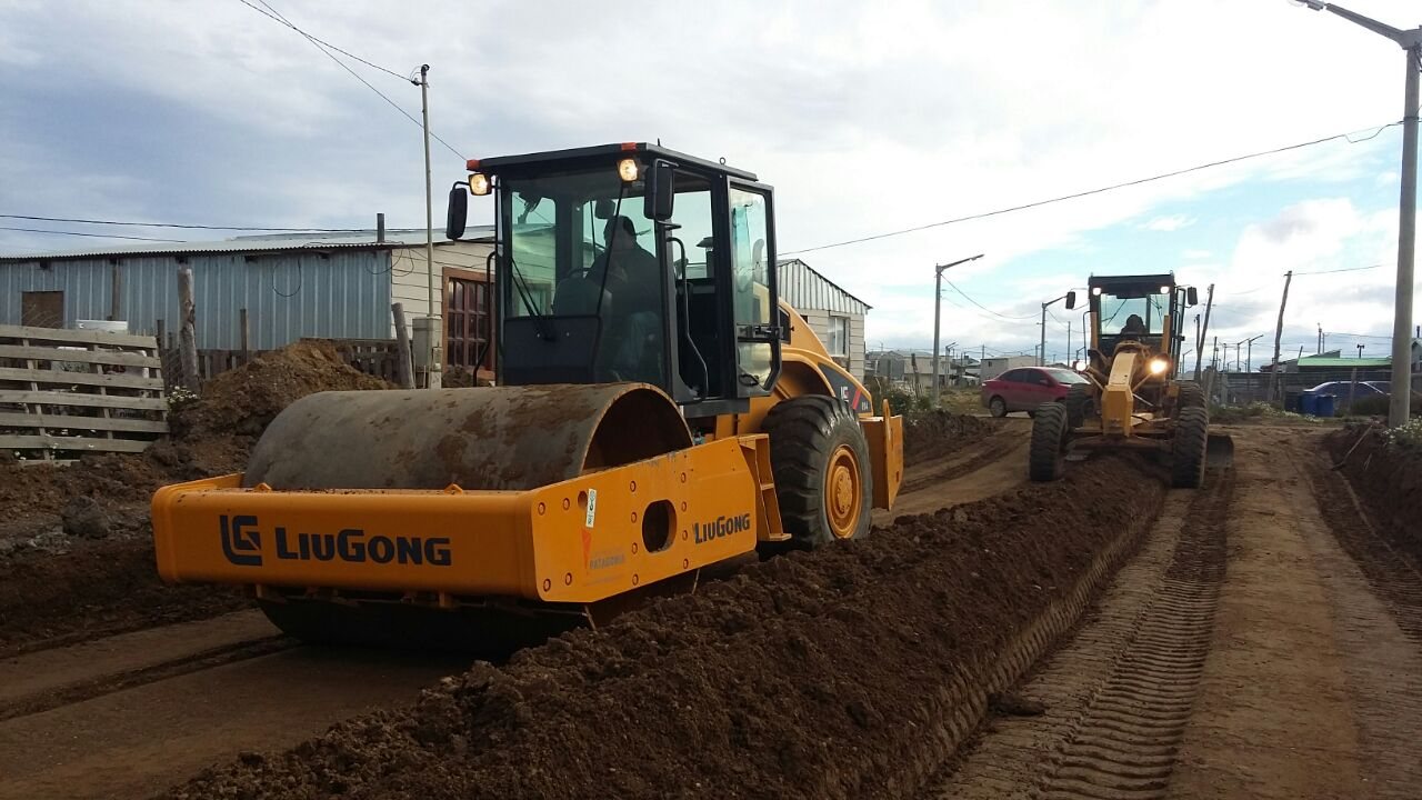 Rodillo LiuGong compactando la base con la motoniveladora detrás