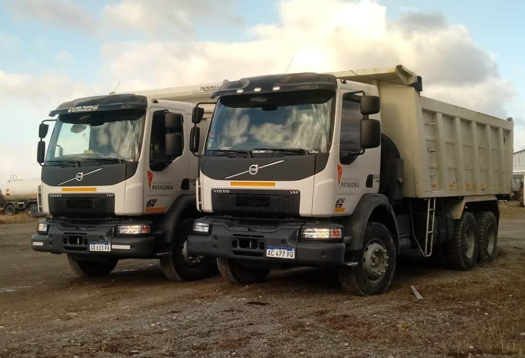 Dos camiones volcadores Volvo de la empresa