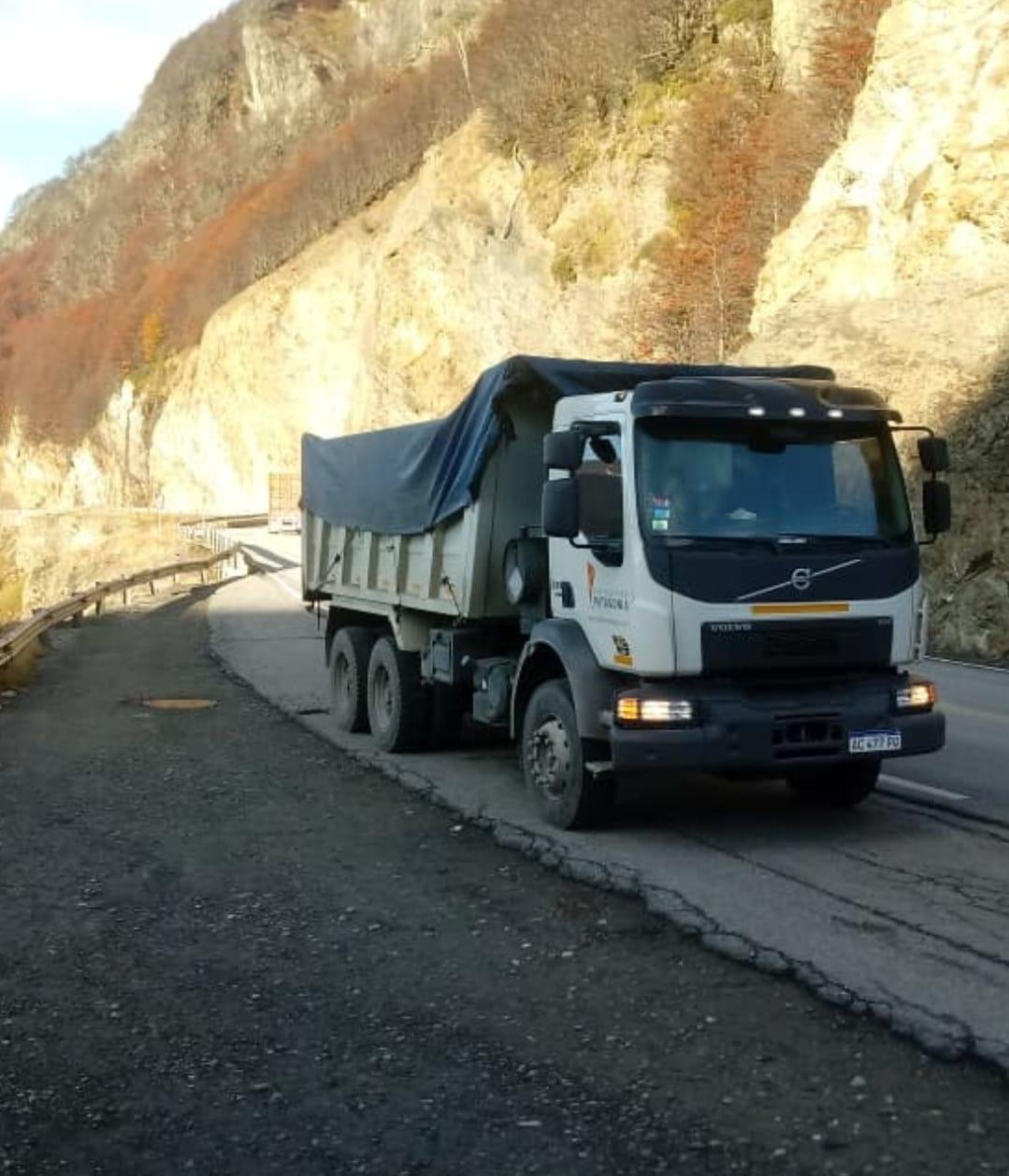 Camión volcador Volvo en un camino de montaña