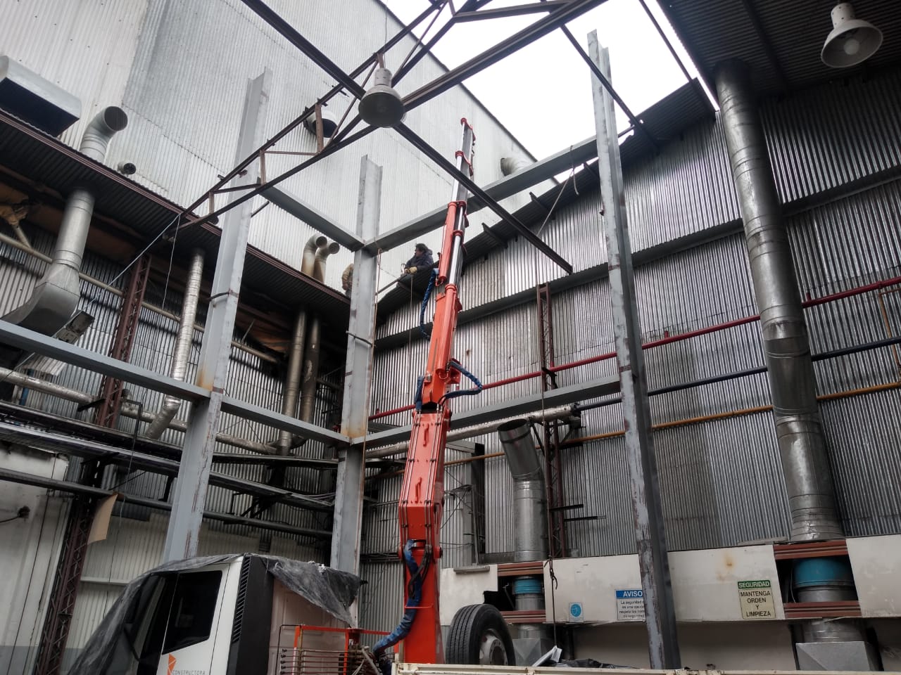 Montadores soldando la estructura en altura