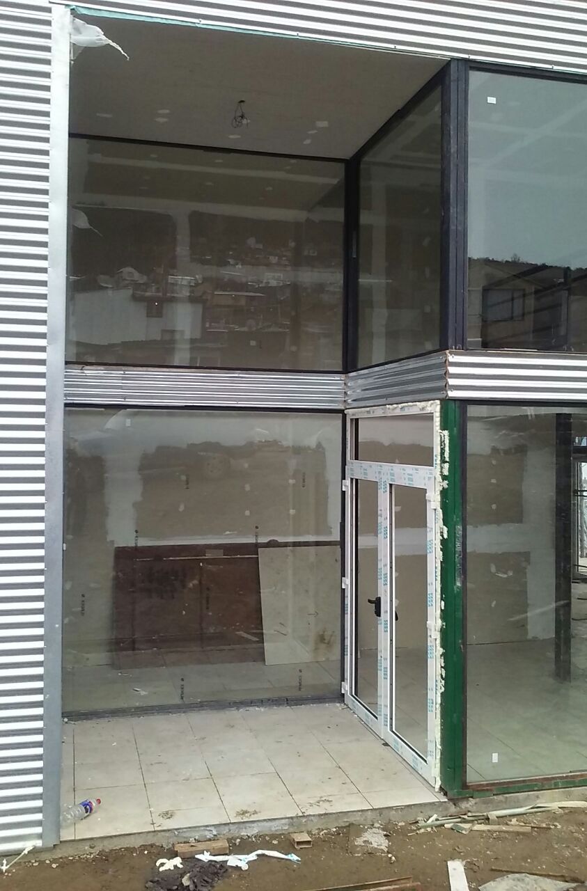 Frente vidriado en doble altura