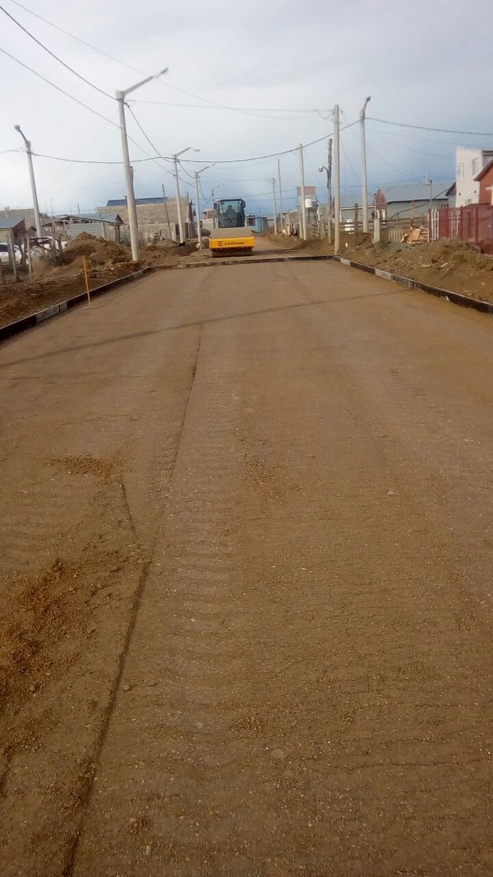 Rodillo LiuGong compactando la base entre los moldes