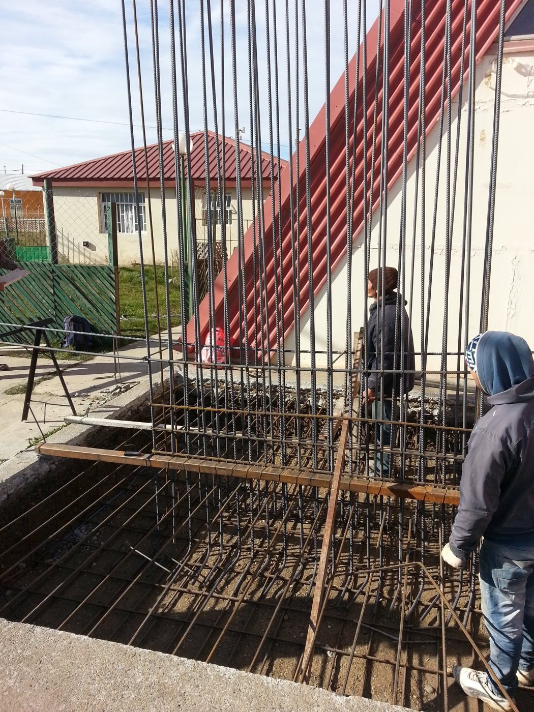 Armadura de la platea con los hierros de la torre en espera