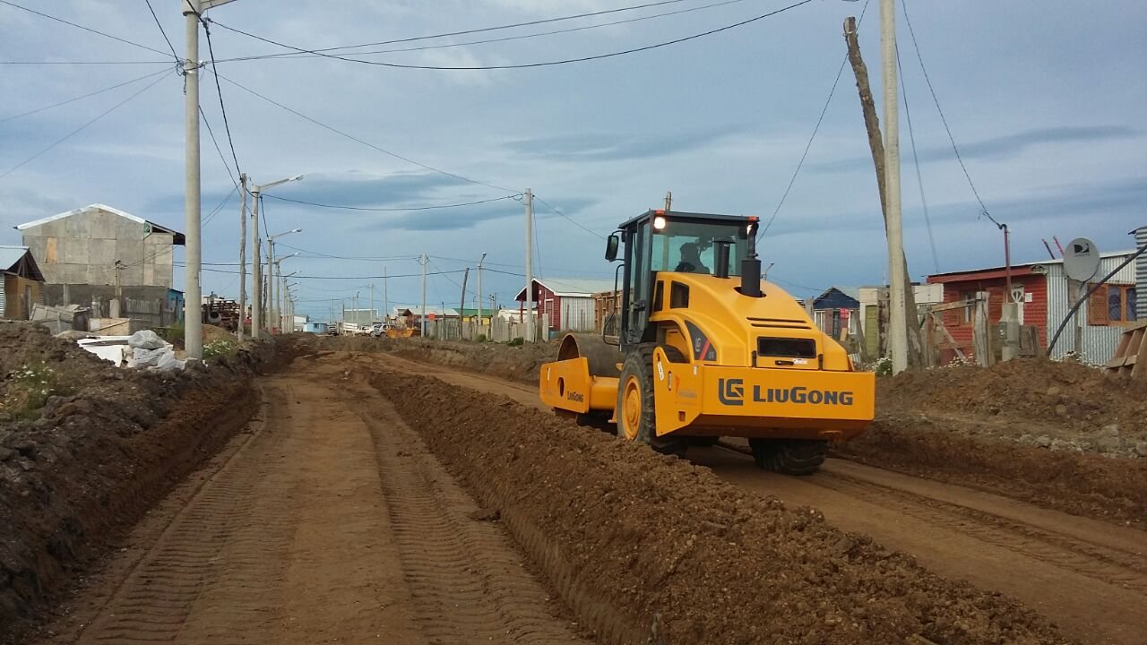 Rodillo LiuGong compactando entre las viviendas del barrio