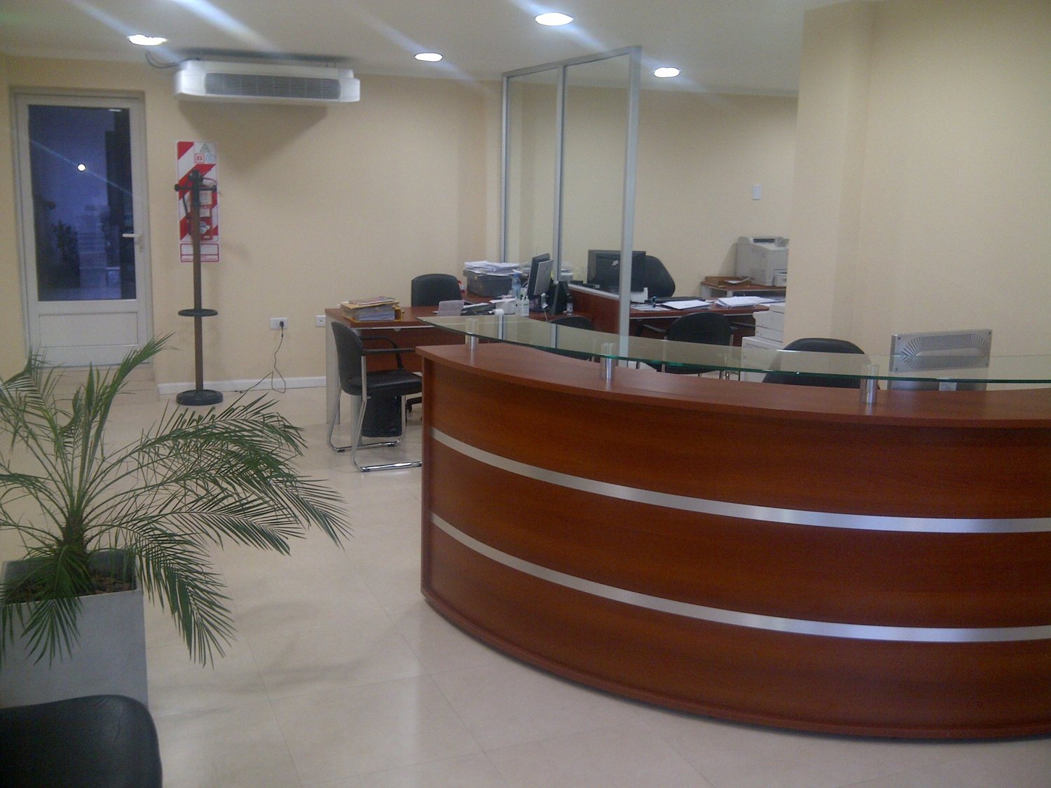 Recepción con mostrador curvo