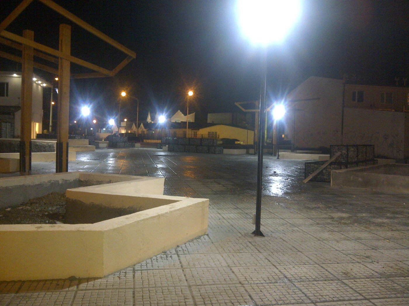 Plaza con iluminación encendida de noche