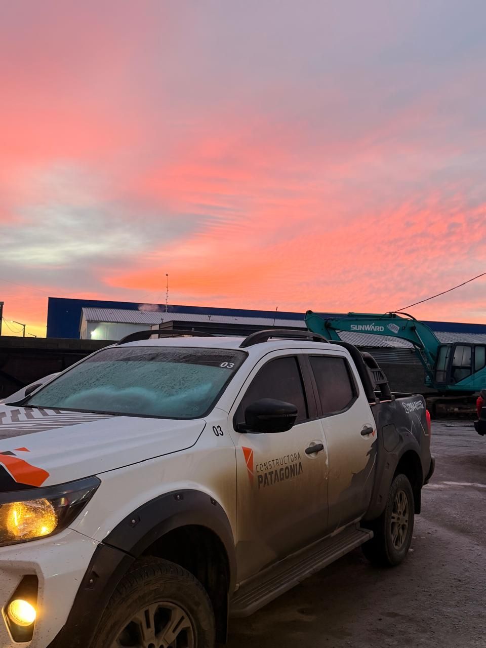 Nissan Frontier X-GEAR blanca número 03 al atardecer