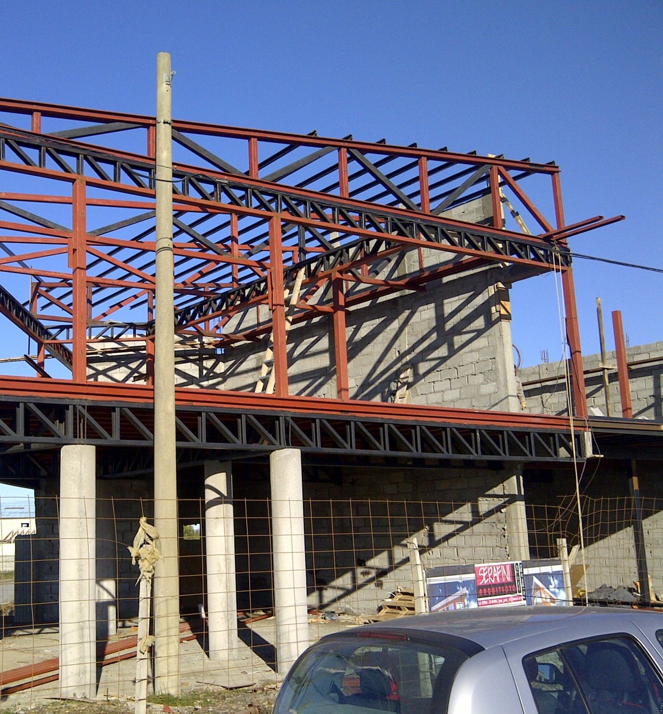 Estructura metálica de entrepiso y cubierta sobre columnas de hormigón