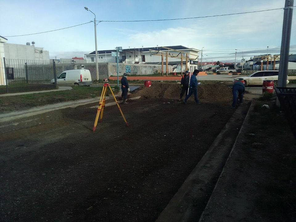 Cuadrilla y nivel topográfico en una esquina