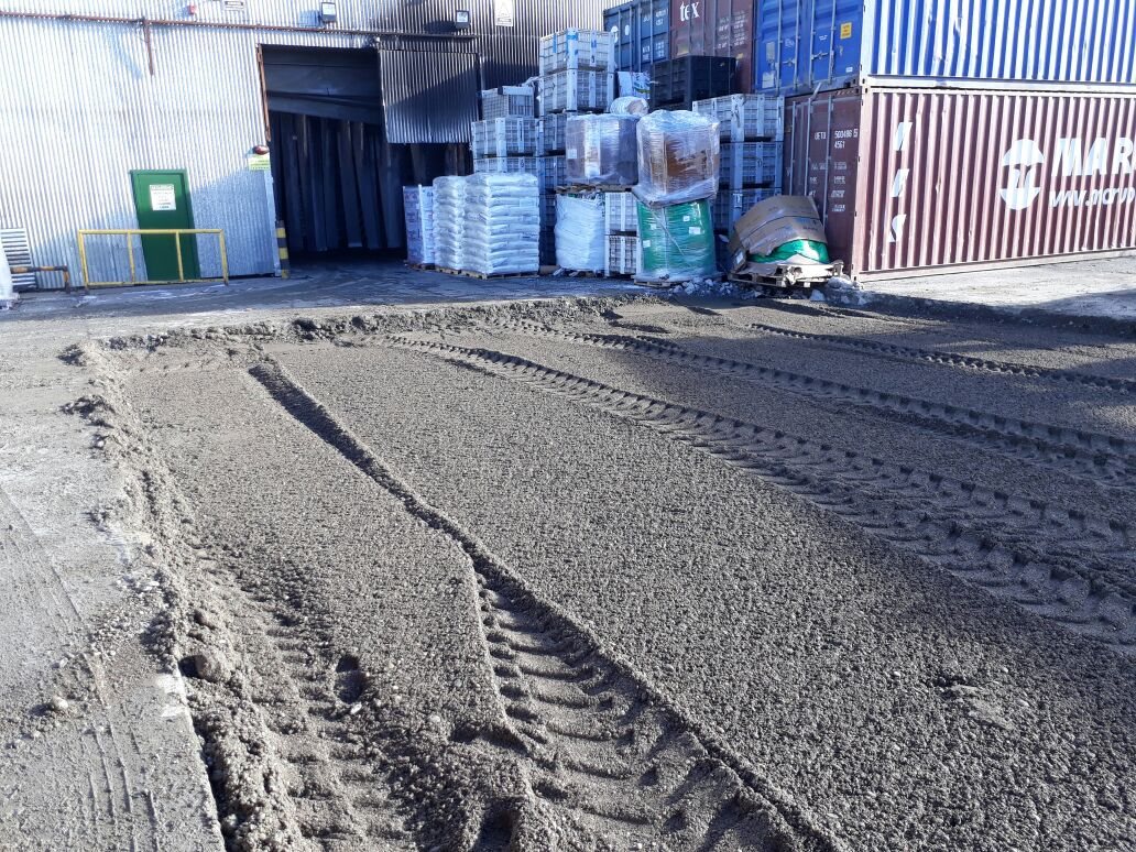 Base granular nivelada frente a la nave