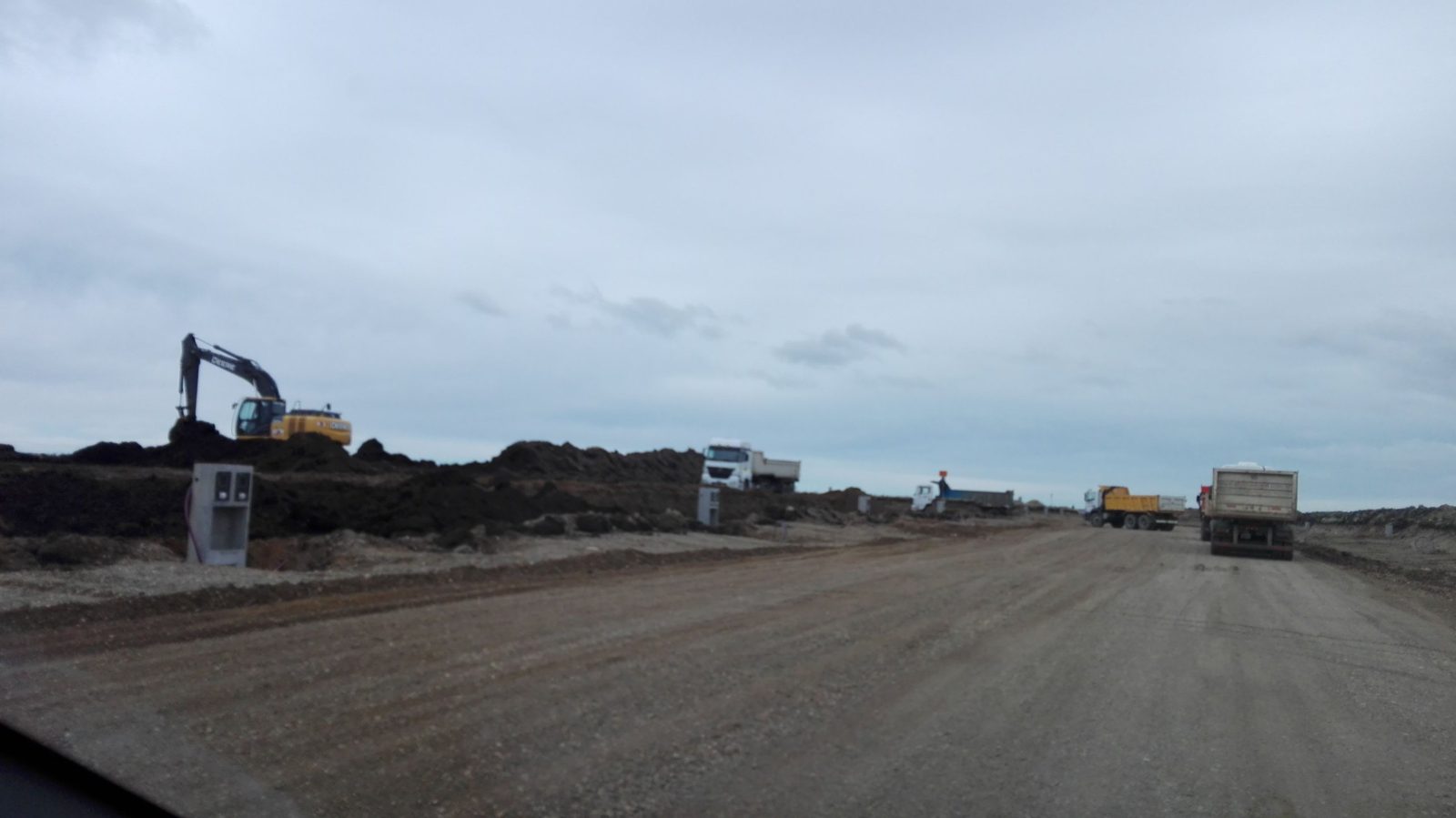 Excavadora cargando camiones volcadores