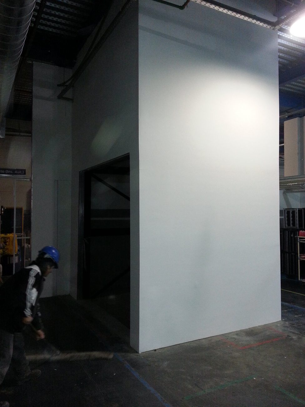 Pasadizo del ascensor terminado dentro de la planta