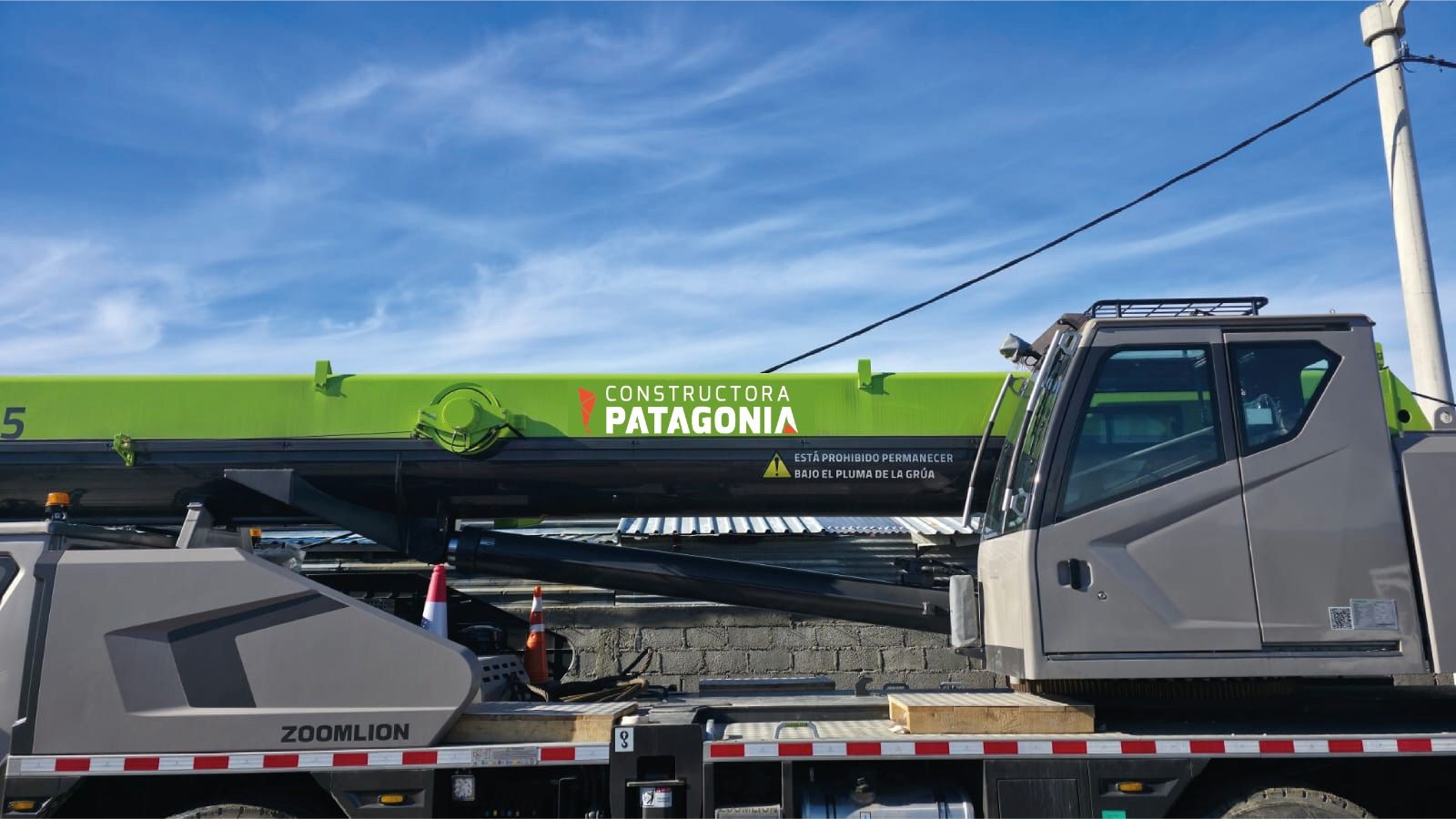 Grúa todo terreno Zoomlion con el logo de Constructora Patagonia