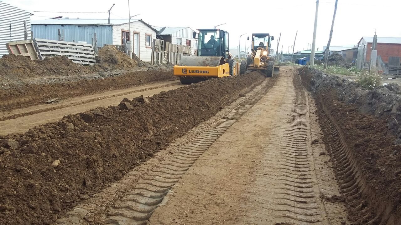 Rodillo y motoniveladora en la Margen Sur