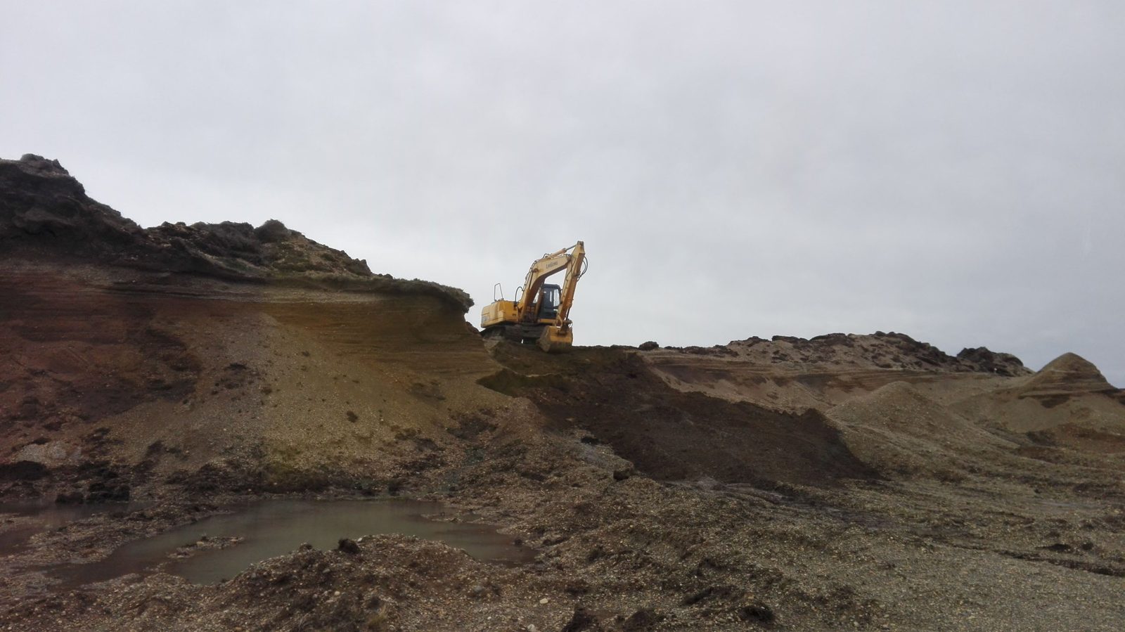Excavadora en la cantera