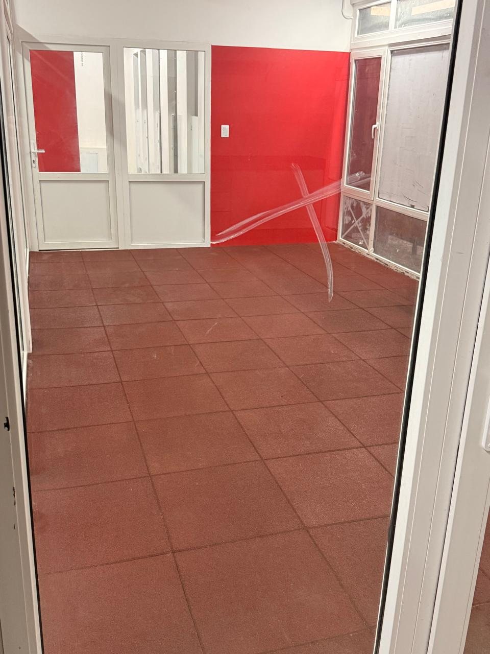 Sala de juegos con piso de goma