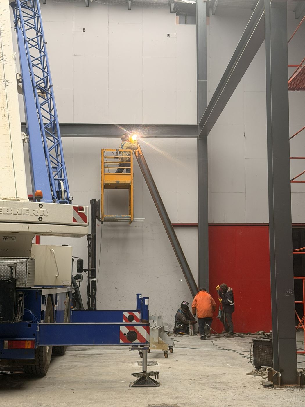 Grúa trabajando junto a la estructura