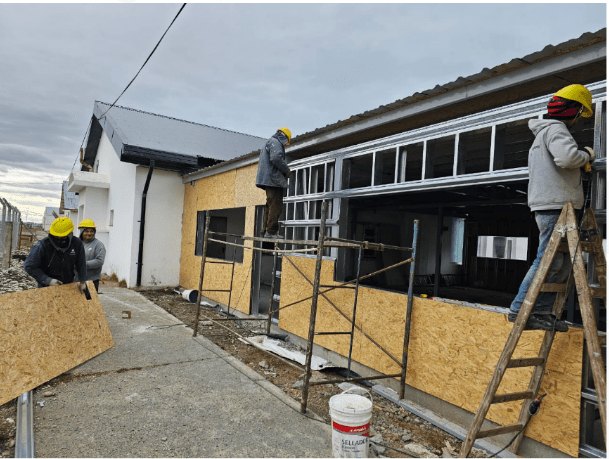 Cuadrilla colocando placas de OSB sobre el steel framing