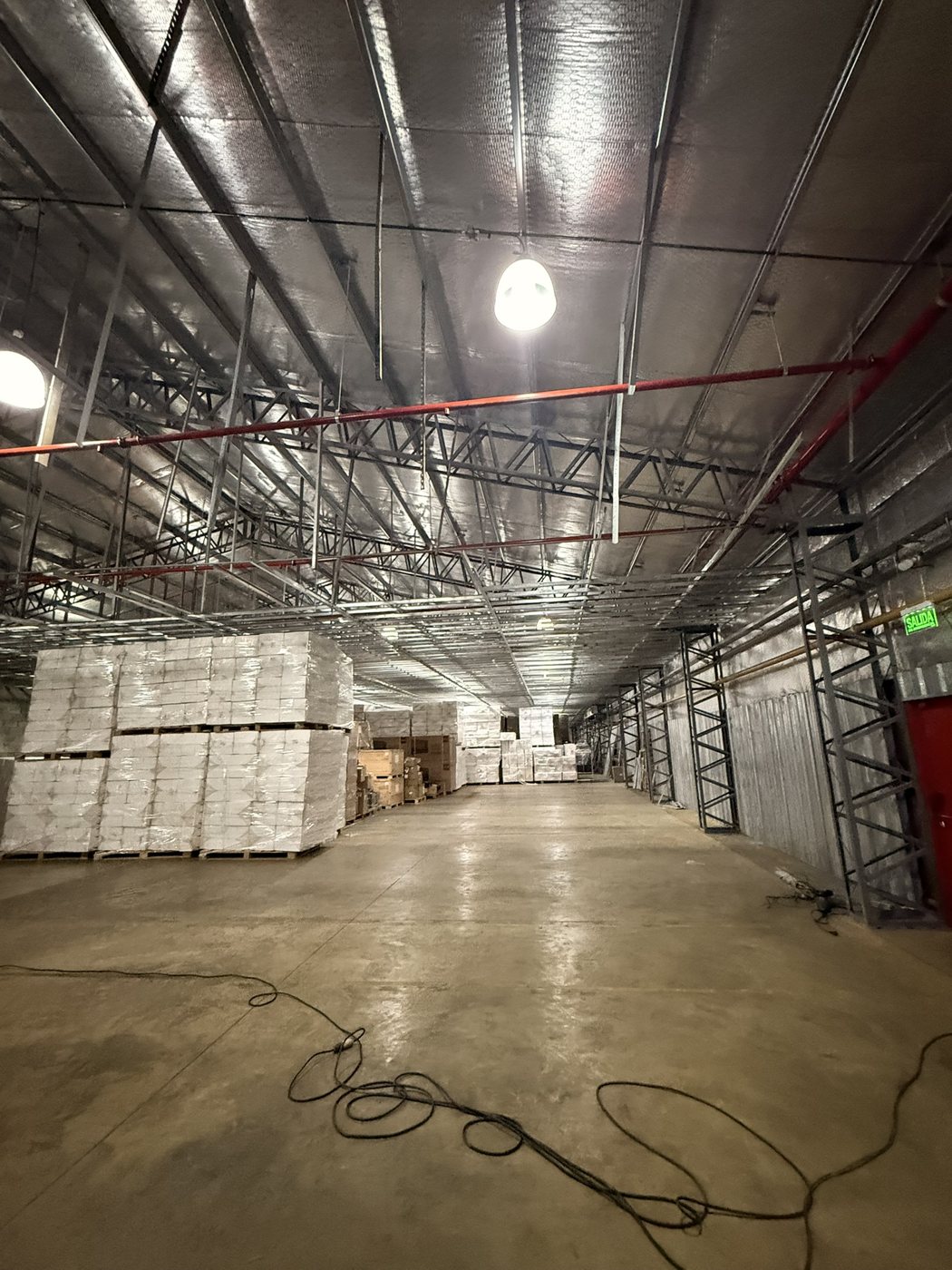Nave con la perfilería en montaje