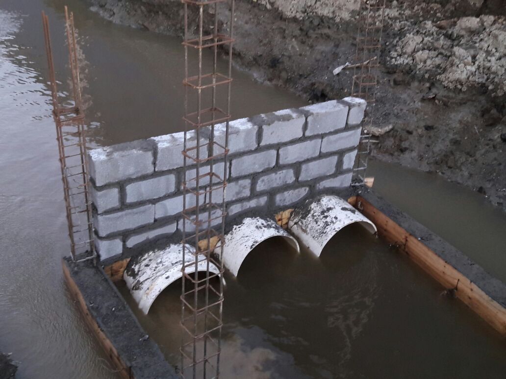 Cabezal de bloques sobre los caños