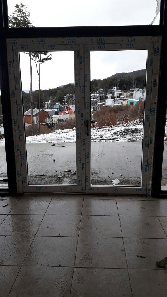 Puerta vidriada con la nieve afuera