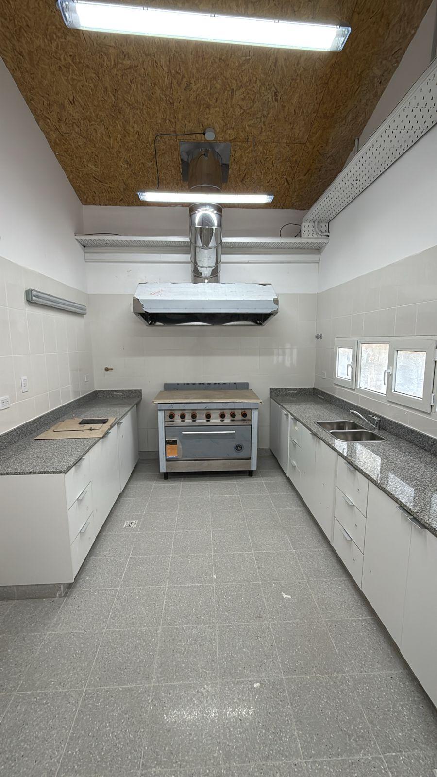 Cocina industrial con campana