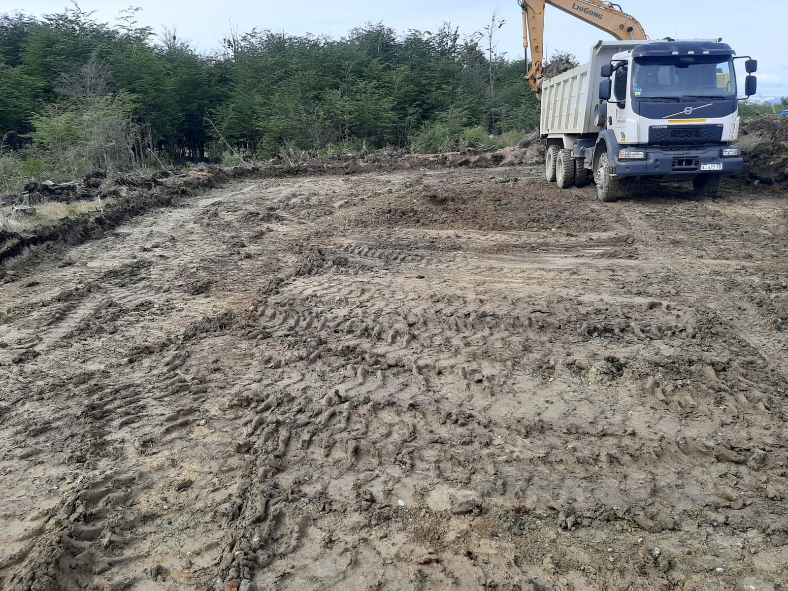Terreno desmontado con el volcador cargando