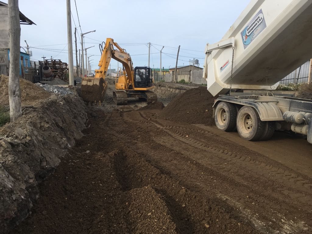 Excavadora cargando y volcador en el frente de obra