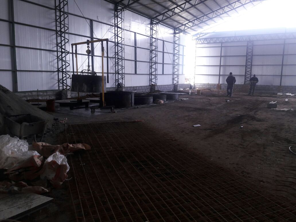 Galpón de prefabricados con malla de hierro y pórtico de izaje